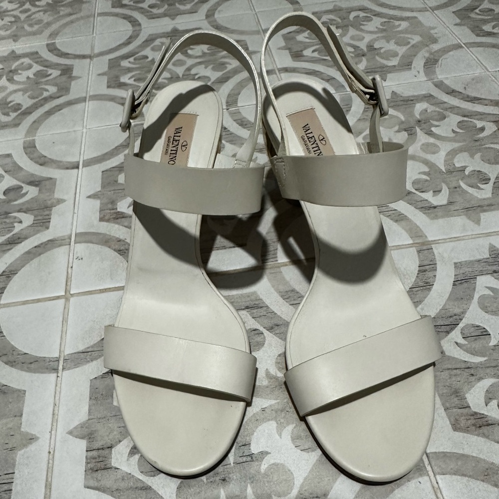 Beautiful and comfy Valentino off white/cream sandals with gold heels.